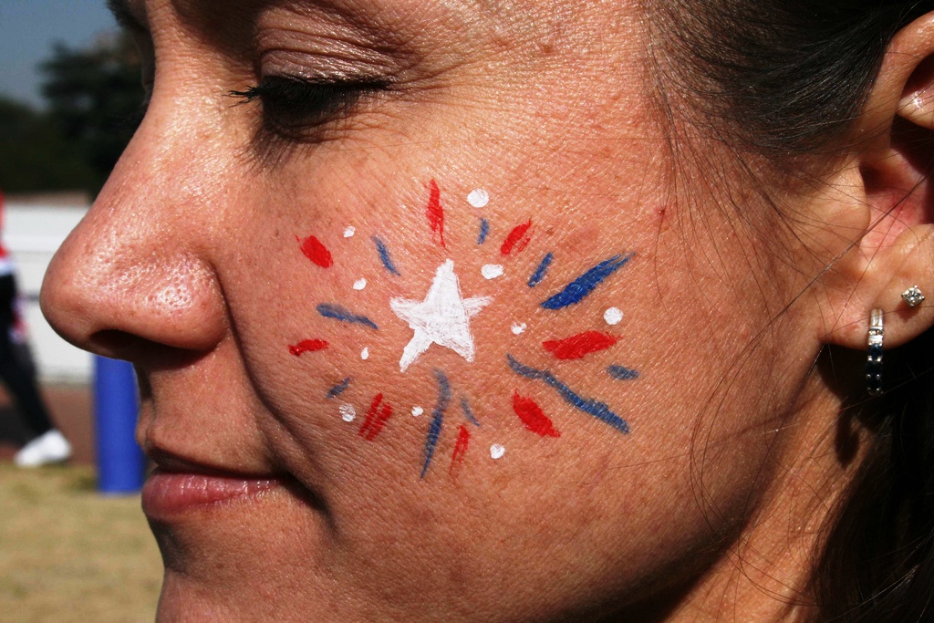 Una aficionada con la cara pintada con los colores de su selección