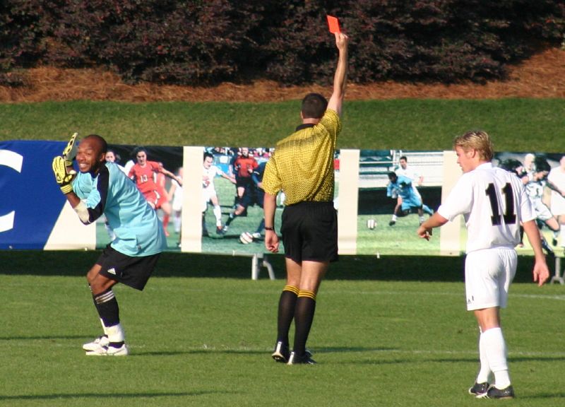 Un árbitro muestra la tarjeta roja durante un partido