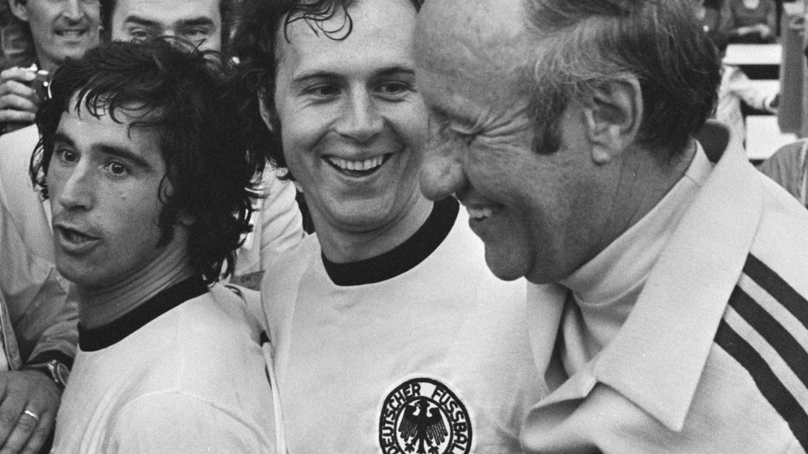 Gerd Müller, Franz Beckenbauer y el seleccionador Helmut Schön celebran el título de Alemania en 1974