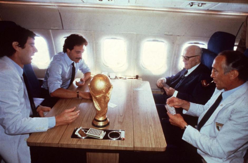 Dino Zoff, capitán de Italia, celebra el título del Mundial de 1982