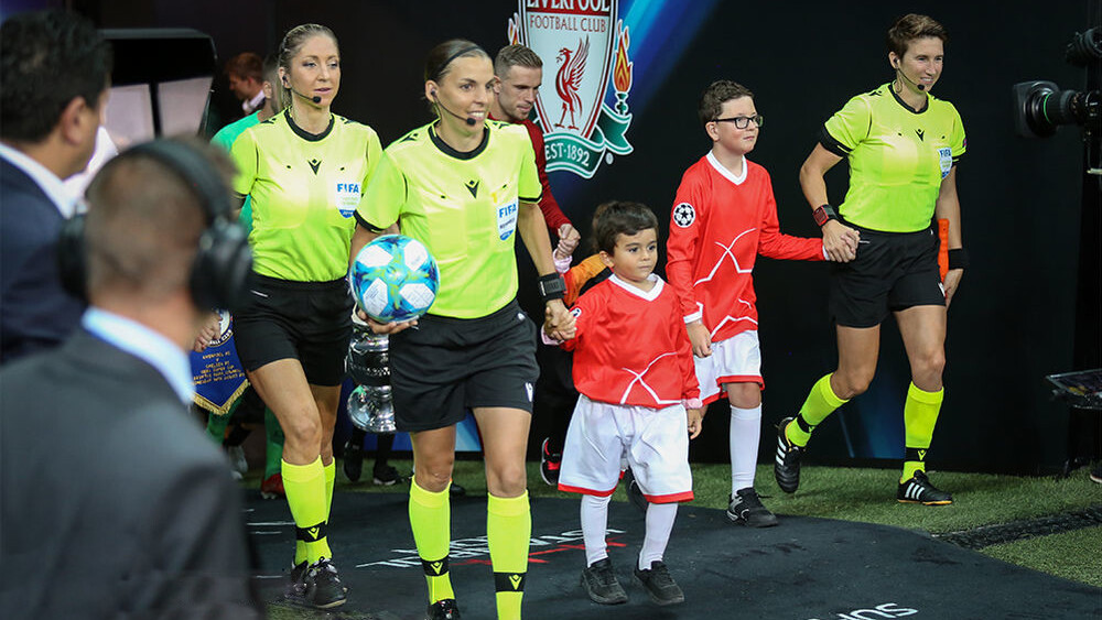 Stéphanie Frappart, al frente de un trío arbitral femenino, en 2019