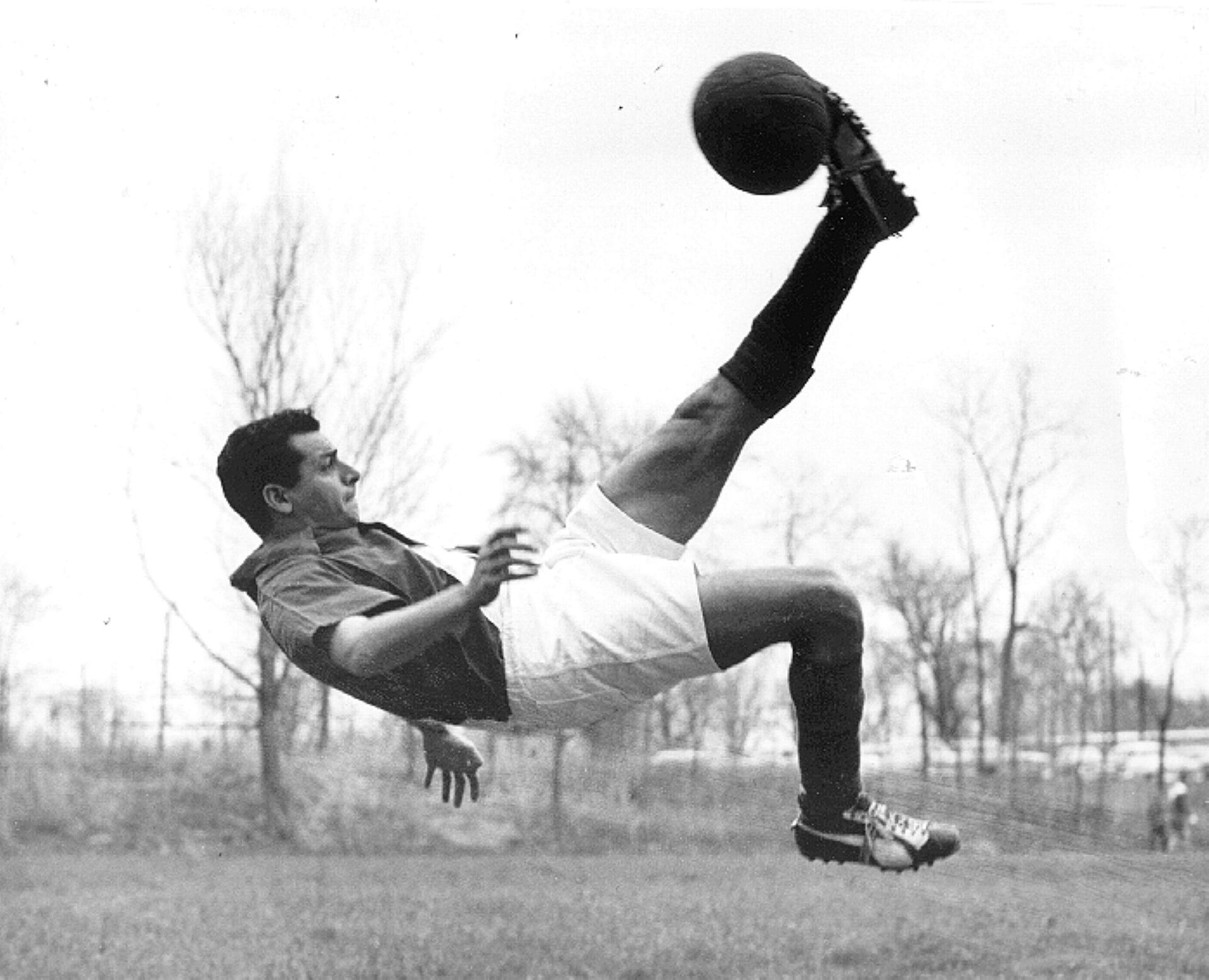 Un futbolista ejecuta una chilena, el gesto más espectacular del fútbol