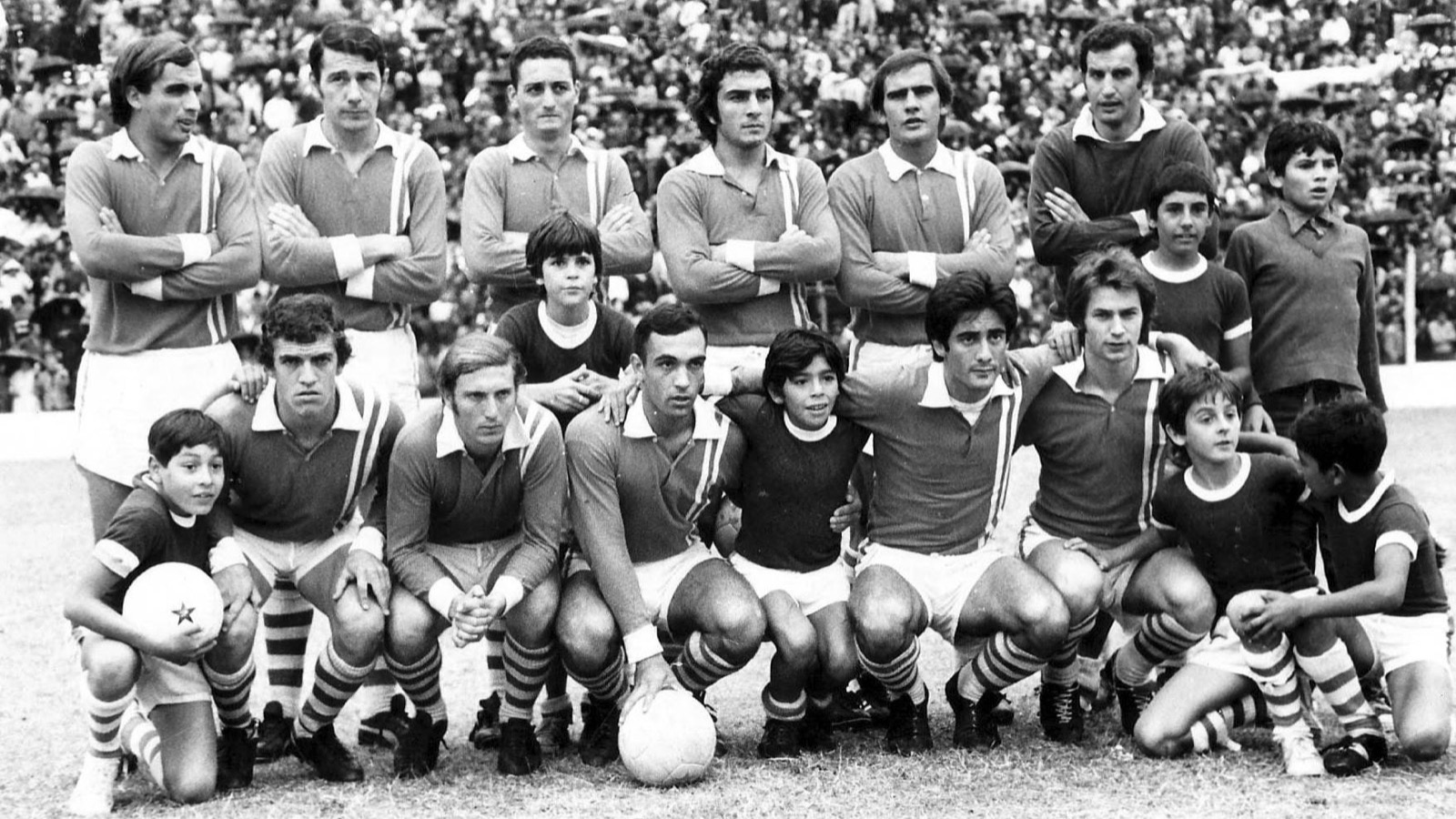 Diego Maradona (en el centro, de niño) con las inferiores de Argentinos Juniors en 1972