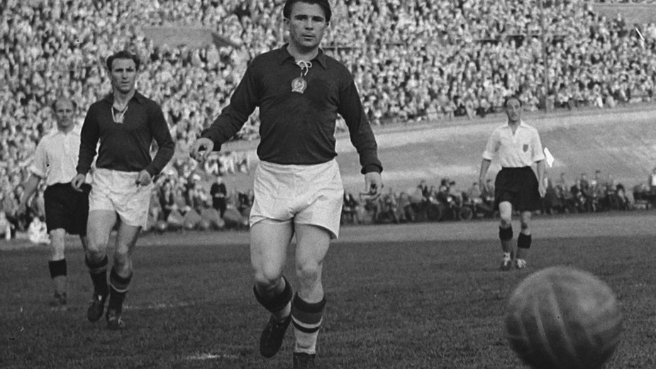 Ferenc Puskás conduce el balón con Hungría en 1954