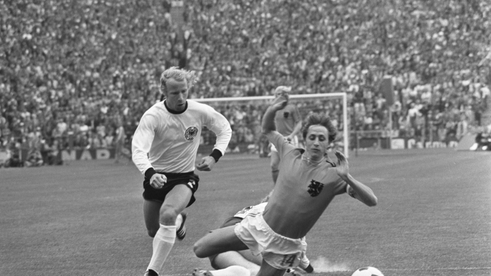 Johan Cruyff, derribado en el área en la final del Mundial de 1974