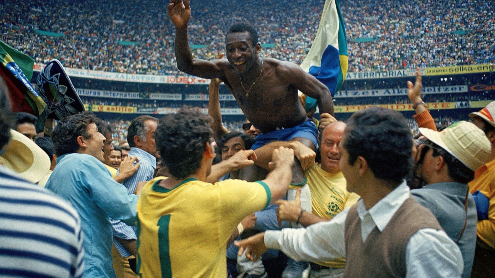 Pelé, a hombros, celebra un título del Mundial con Brasil