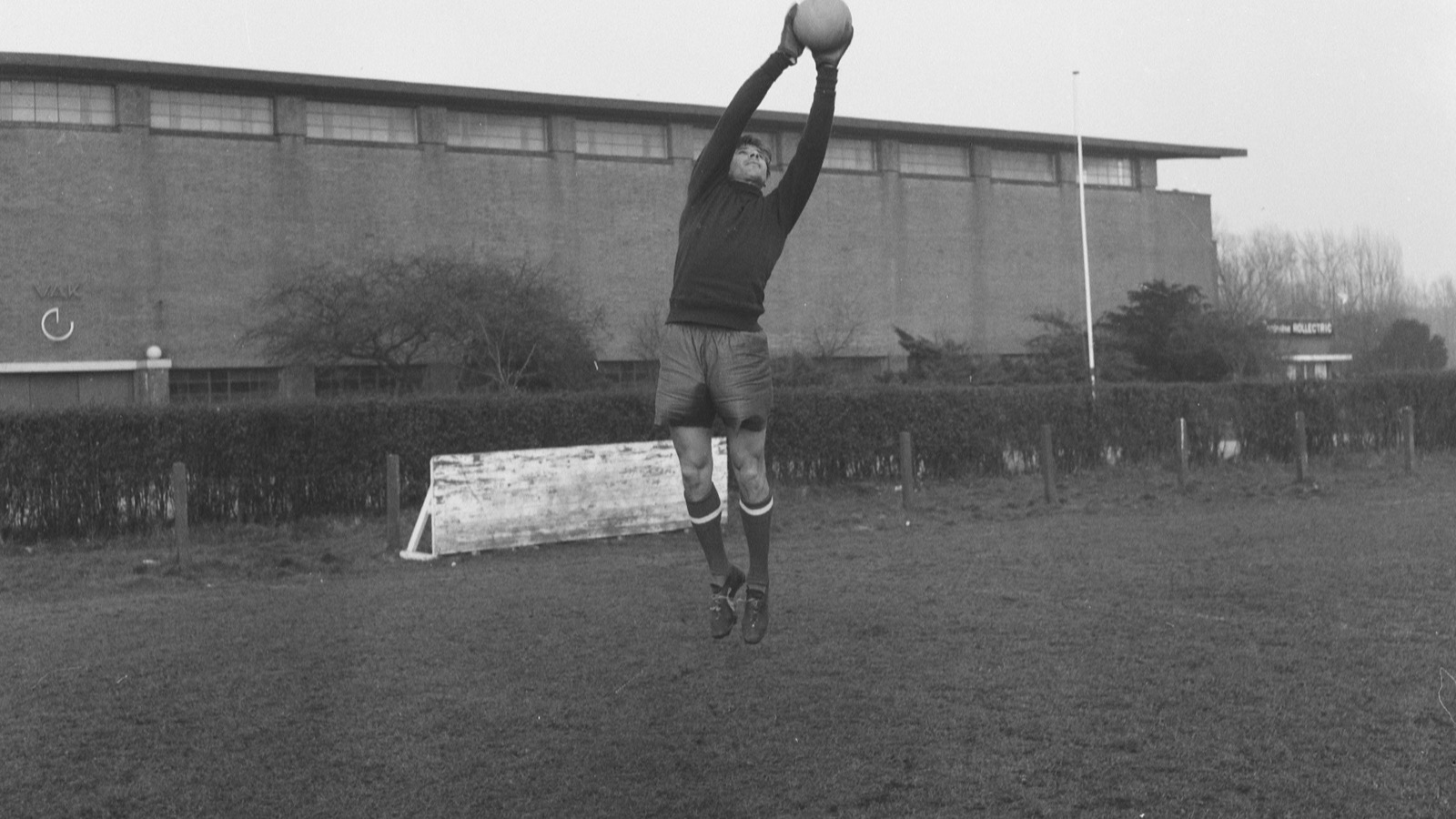 Lev Yashin, «la Araña Negra», en un entrenamiento en 1960
