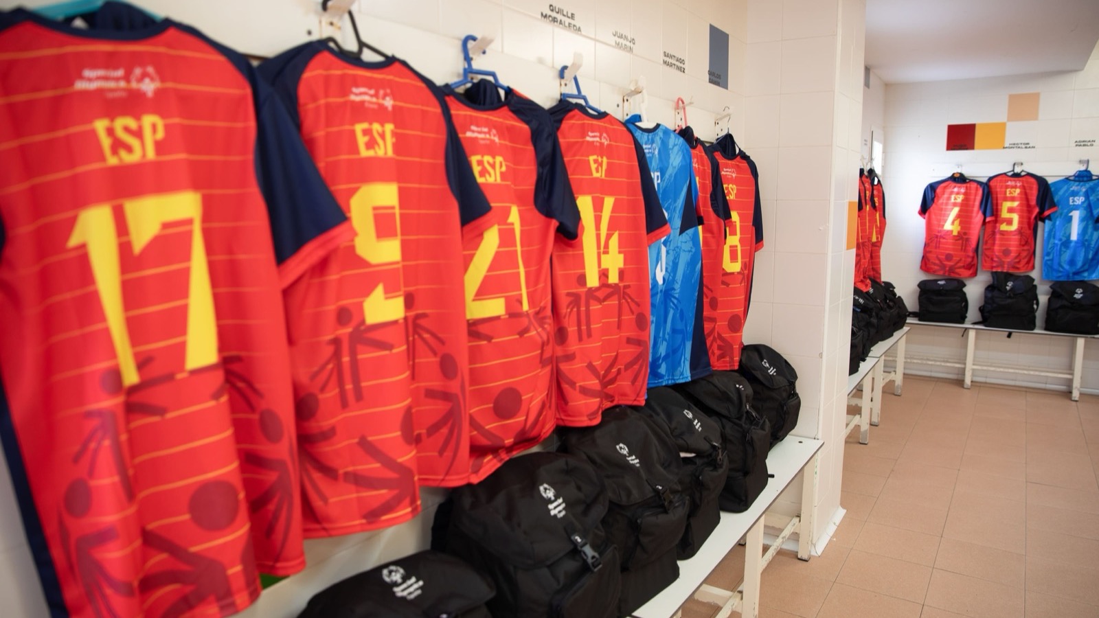 Las camisetas de la selección española de Special Olympics, con el dorsal y las siglas ESP, listas en el vestuario