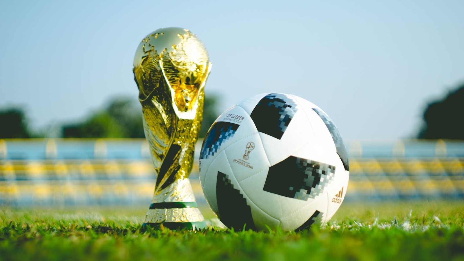 Trofeo de la Copa del Mundo y balón